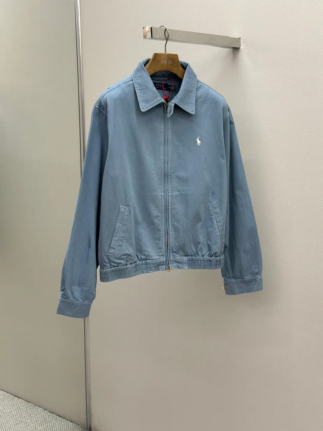 P490 Ralph Lauren embroidered zipper jacket. Customized cloudy blue twill cotton. Soft and silky. Comfortable against the skin. Mainly based on cloudy blue. A color with a life attitude. Exquisite white pony logo is embellished. Fully recognizable. With a breath of freedom and vitality. A symphony of pure and smart colors. Reconstruct the classic with a neat silhouette. Use advanced computer control system and precision mechanical components to realize the iconic pony embroidery operation with high precision and smooth and delicate lines. Process 2: Template machine bag opening. The preset template guides the position, shape and size of the bag opening. The accuracy ensures the quality of the bag opening effect. 230 Process 3: The hem is made in one go using a three-needle waist-drawing machine. The elastic band and fabric are sewn together in the same process using the special needle position and feeding mechanism of the machine. The three-needle design is more solid. Able to evenly distribute pressure and ensure tight fit between the elastic band and the fabric. Process 4: Follow the original color system for dyeing. Prioritize the original color and fabric material. Select special dyes. Reheat to appropriate temperature. Perform dip-dyeing. Finally, perform color registration. Accessories: Customized Ralph Lauren engraved buckle. Customized Ralph Lauren bronze zipper. Customized Ralph Lauren trademark. Version: Fitted version. Size: S M L XL.